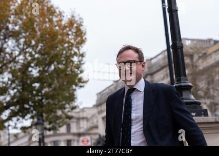 Whitehall, Westminster, Londra, Regno Unito. 14 novembre 2023. Membro conservatore del partito che entra nell'ufficio del Gabinetto. Tom Tugendhat, Ministro di Stato per la sicurezza. Foto Stock