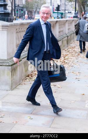 Whitehall, Westminster, Londra, Regno Unito. 14 novembre 2023. Membro conservatore del partito che entra nell'ufficio del Gabinetto. Michael Gove, deputato, Segretario di Stato per il livellamento, gli alloggi e le Comunità e Ministro per le relazioni intergovernative Foto Stock