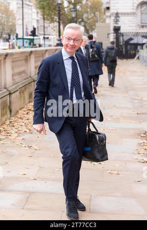 Whitehall, Westminster, Londra, Regno Unito. 14 novembre 2023. Membro conservatore del partito che entra nell'ufficio del Gabinetto. Michael Gove, deputato, Segretario di Stato per il livellamento, gli alloggi e le Comunità e Ministro per le relazioni intergovernative Foto Stock