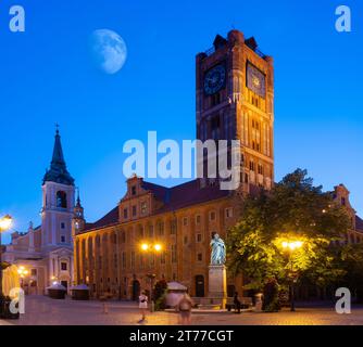 04-07-2022: Municipio medievale nella città vecchia di Torun con il monumento dell'astronomo Nicolaus Copernico. punto di riferimento della città al tramonto. Polonia Foto Stock