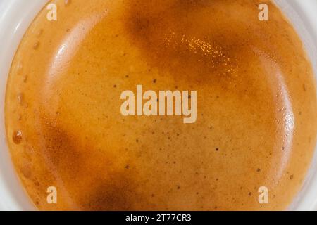 tazza di caffè con schiuma, consistenza o sfondo, primi piani estremi Foto Stock