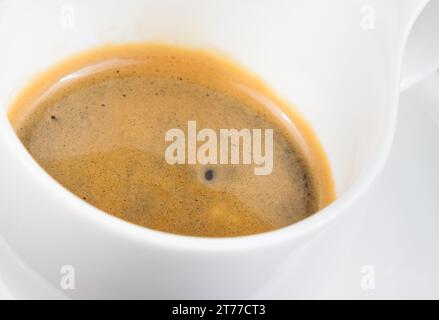 ottimo caffè italiano in una tazza bianca, primo piano su una buona schiuma Foto Stock