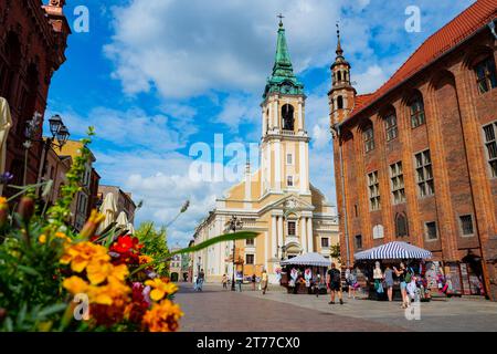 06-07-2022: Facciate affascinanti nella città Vecchia. Giardini con ristorante nella città vecchia di Torun. Fioristi sul mercato. Vecchia architettura nella città di Torun, Polonia. Foto Stock