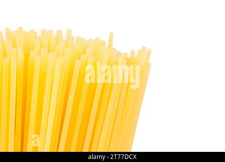 spaghetti grezzi su sfondo bianco con spazio per il testo Foto Stock