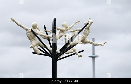 Il volo della Langoustine nuova scultura di Pierre Diamantopoulo, che è l'ultima opera d'arte ad essere sul basamento del lungomare di Hove. Foto Stock