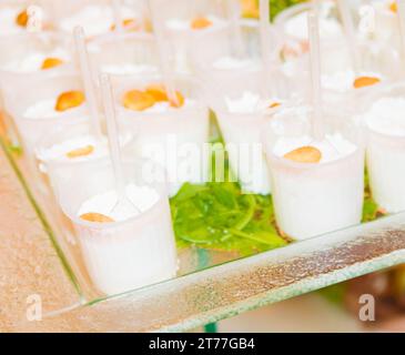 cesti di formaggi e mandorle, dieta e concetto nutrizionale Foto Stock