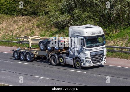 Ambassador trasporta camion articolato DAF XF 106-510 Super Space Cab con rimorchio che trasporta nuovi rimorchi Priden a tre assali Foto Stock