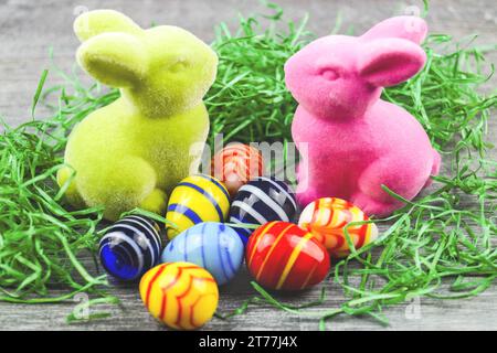 Due coniglietti con uova di Pasqua grigie Foto Stock