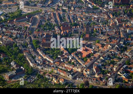 Città vecchia di Wismar, vista aerea, 2023-06-08, Germania, Meclemburgo-Pomerania occidentale, Wismar Foto Stock