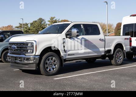 Kokomo - 12 novembre 2023: Ford F-250 SRW, esposizione in cabina regolare presso una concessionaria. Ford offre anche l'F250 con ruote posteriori singole o doppie e cabina equipaggio. Foto Stock