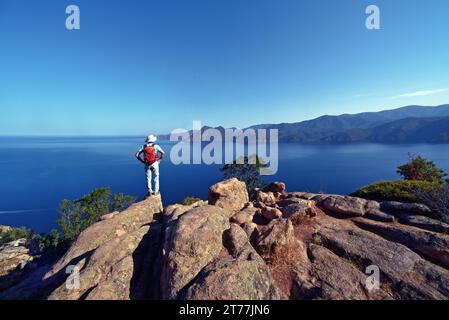 passeggia il punto panoramico chiamato il forte del castello, sentiero nella calanche di piana, Francia, Corsica, Golfe de Porto Foto Stock