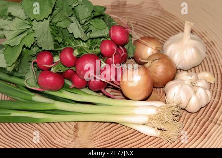 brioche, cipolle, aglio e porro in un cestino Foto Stock