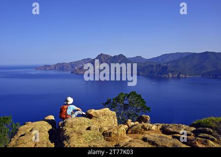 passeggia il punto panoramico chiamato il forte del castello, sentiero nella calanche di piana, Francia, Corsica, Golfe de Porto Foto Stock