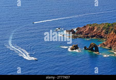 Barche a motore all'arco di Portellu, patrimonio dell'umanità dell'unesco, Francia, Corsica, Golfe de Porto Foto Stock