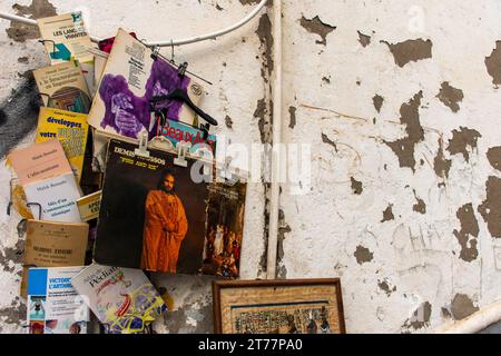 Vecchi libri e riviste sul muro nel mercato delle pulci di Algeri. Foto Stock