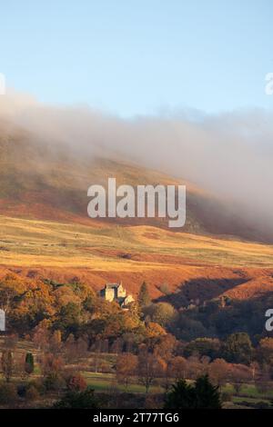 Castle Campbell situato sulle Ochil Hills e circondato da splendidi colori autunnali Foto Stock