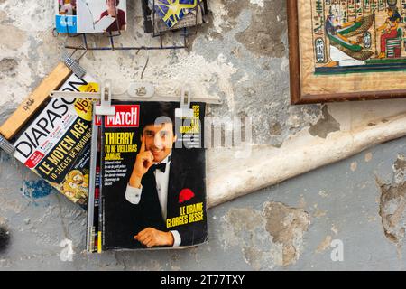 Vecchi libri e riviste sul muro nel mercato delle pulci di Algeri. Foto Stock