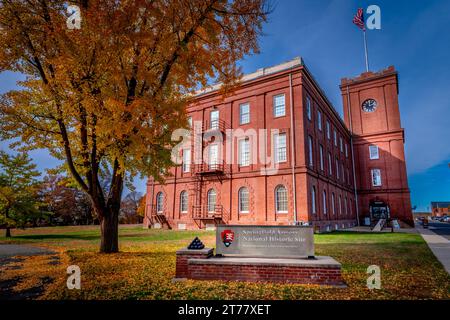 Springfield, ma—8 novembre 2023; ingresso anteriore e torre dell'orologio per Springfield Armory National Historic Site gestito dal servizio di parco nel Massachusetts occidentale Foto Stock