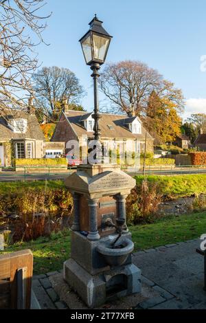 Una vecchia fontana per bere nel villaggio di Dollar eretta nel 1890, Clackmannanshire, Scozia Foto Stock