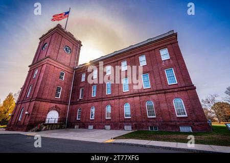 Springfield, ma—8 novembre 2023; ingresso anteriore e torre dell'orologio per Springfield Armory National Historic Site gestito dal servizio di parco nel Massachusetts occidentale Foto Stock