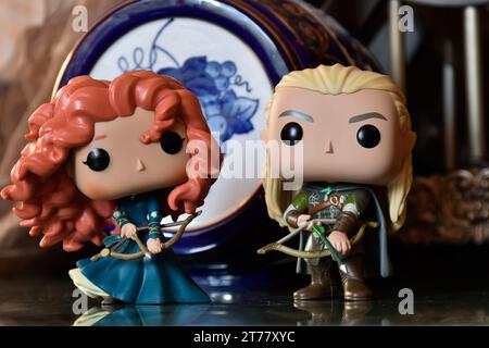 Funko Pop action figure della principessa Merida dal film d'animazione Brave e Elf Legolas dal film il Signore degli anelli. Arcieri, castello, barile. Foto Stock