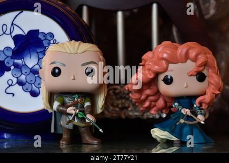 Funko Pop action figure dell'elfo Legolas dal film il Signore degli anelli e la principessa Merida dal film d'animazione Brave. Arcieri, castello medievale. Foto Stock