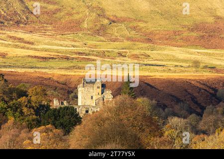 Castello Campbell seduto alla testa di Dollar Glen in un bel sole autunnale e colori, Dollar, Clackmannanshire, Scozia Foto Stock