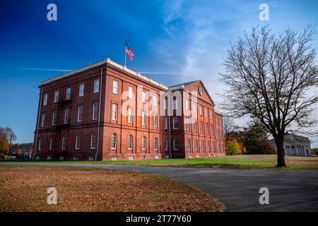 Springfield, ma—8 novembre 2023; struttura in mattoni e torre dell'orologio di Springfield Armory National Historic Site gestita dal servizio di parco nel Massachusetts occidentale Foto Stock