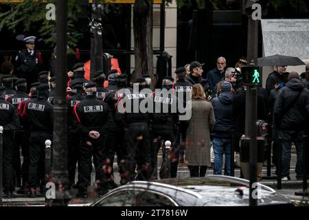 13 novembre 2023, le Bataclan, Parigi, Francia. Cerimonia per rendere omaggio alle vittime degli attentati terroristici del 13 novembre 2015. Foto Stock