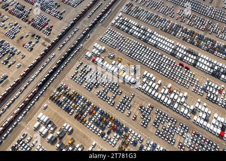 Vista aerea delle auto nuove parcheggiate per la vendita in una fila di lotto di stock Foto Stock