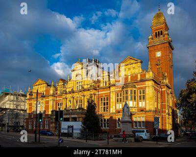 Municipio di Leamington Spa. Il Municipio di Royal Leamington Spa nel Warwickshire, Regno Unito. Costruito nel 1884, l'architetto John Cundall, classificato Grade II. Foto Stock