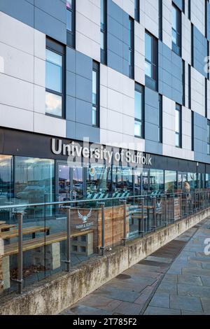 Università di Suffolk edificio sul Lungomare di Ipswich sullo sviluppo della Marina sul fiume Orwell Foto Stock