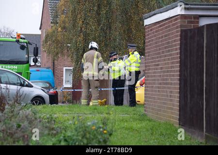 Hounslow, Regno Unito. 14 novembre 2023. Polizia, investigatori forensi e vigili del fuoco rimangono sulla scena di un tragico incendio che ha ucciso cinque persone, tra cui tre bambini, in una casa a Channel Close a Hounslow, West London, domenica sera. Una persona rimane in ospedale mentre un'altra rimane senza conto. Il Commissario dei vigili del fuoco di Londra Andy Roe, ha espresso le sue sincere condoglianze dopo le tragiche morti. Dieci macchine antincendio e circa 70 vigili del fuoco sono stati chiamati a un incendio di casa. Il piano terra e i primi piani di una casa a schiera media furono distrutti da un incendio e parte del tetto era anche dama Foto Stock