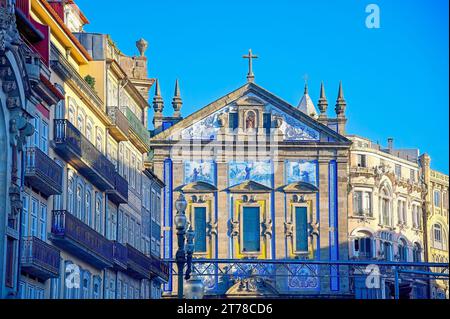 Porto, Portogallo - 15 gennaio 2023: Facciata piastrellata di una chiesa cattolica nella città vecchia Foto Stock