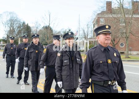 I membri del Somers Volunteer Fire Department marciano nella sfilata annuale del Veterans Day della città l'11 novembre 2023 Foto Stock