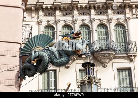 Oriental Dragon su un edificio a Las Ramblas a Barcellona, Spagna Foto Stock