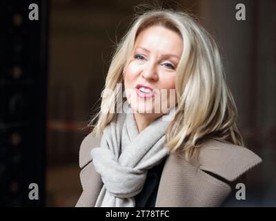 Londra, Regno Unito. 14 novembre 2023. Esther McVey, Ministro senza portafoglio arriva per la riunione del Gabinetto. Crediti: Uwe Deffner/Alamy Live News Foto Stock