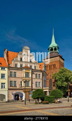 Chiesa gotica di Santa Maria vista da Rynek (piazza del mercato) a Białogard in Pomerania, Voivodato della Pomerania occidentale (Zachodniopomorskie), Polonia Foto Stock