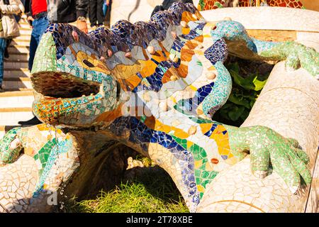 Park Güell (in catalano: Parc Güell è un sistema di parchi privatizzati composto da giardini ed elementi architettonici locat Foto Stock