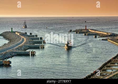 Escursione in barca "vichinga" alla foce del fiume Parsęta dal faro di Kołobrzeg in Pomerania, Voivodato della Pomerania occidentale (Zachodniopomorskie), Polonia Foto Stock