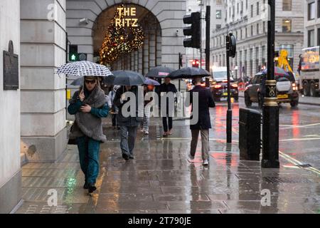 Londra, Regno Unito. 14 novembre 2023. Tempesta Debi: Allarme temporale per Londra, quando le ondate e i contraccolpi colpiscono la capitale. Piccadilly, London, England, UK 14th November 202 Credit: Jeff Gilbert/Alamy Live News Credit: Jeff Gilbert/Alamy Live News Foto Stock