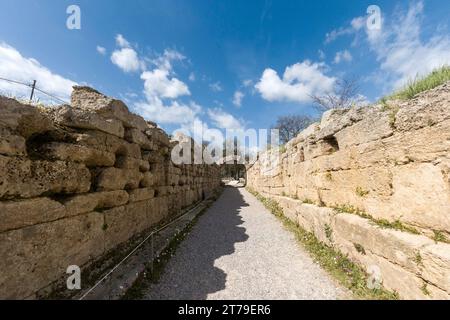 L'ingresso allo stadio nell'antico sito archeologico di Olimpia, luogo di nascita dei Giochi Olimpici originali, nel Peloponneso, in Grecia, in Europa. Foto Stock