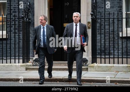 RITRASMETTENDO LA DIDASCALIA MODIFICATIVA il segretario scozzese Alister Jack (a sinistra) il segretario ambientale Steve Barclay lascia Downing Street, Londra, dopo la prima riunione del nuovo gabinetto dopo un rimpasto di lunedì. Data immagine: Martedì 14 novembre 2023. Foto Stock