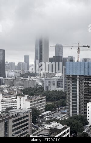 Una vista aerea del paesaggio urbano di Shenzhen in una giornata nuvolosa Foto Stock
