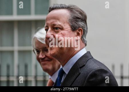 Londra, Regno Unito. 14 novembre 2023. Lord Cameron, David Cameron, Segretario di Stato per gli affari esteri, del Commonwealth e dello sviluppo, ed ex primo Ministro britannico, con Andrew Mitchell. I ministri del nuovo governo rimescolato partecipano alla riunione settimanale del gabinetto di governo al 10 Downing Street a Westminster, Londra, Inghilterra. Crediti: Imageplotter/Alamy Live News Foto Stock