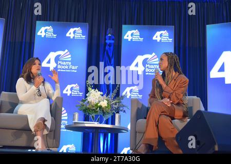 MIAMI, FLORIDA - 12 NOVEMBRE: Eva Longoria e Kerry Washington vengono viste durante un pomeriggio con Kerry Washington in conversazione con Eva Longoria durante la Miami Book Fair al Miami Dade College Wolfson Campus il 12 novembre 2023 a Miami, Florida. (Foto di JL/Sipa USA) credito: SIPA USA/Alamy Live News Foto Stock