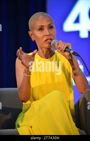 MIAMI, FLORIDA - 12 NOVEMBRE: Jada Pinkett Smith parla sul palco in una serata con Jada Pinkett Smith in conversazione con Lena Waithe durante la Miami Book Fair 2023 al Miami Dade College il 12 novembre 2023 a Miami, Florida. (Foto di JL/Sipa USA) credito: SIPA USA/Alamy Live News Foto Stock