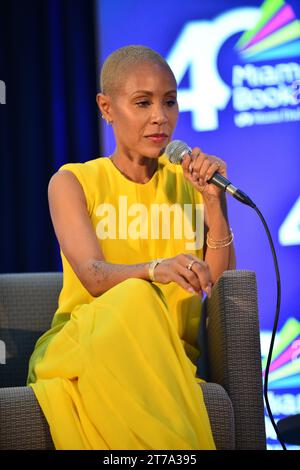 MIAMI, FLORIDA - 12 NOVEMBRE: Jada Pinkett Smith parla sul palco in una serata con Jada Pinkett Smith in conversazione con Lena Waithe durante la Miami Book Fair 2023 al Miami Dade College il 12 novembre 2023 a Miami, Florida. (Foto di JL/Sipa USA) credito: SIPA USA/Alamy Live News Foto Stock