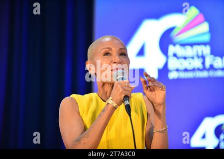 MIAMI, FLORIDA - 12 NOVEMBRE: Jada Pinkett Smith parla sul palco in una serata con Jada Pinkett Smith in conversazione con Lena Waithe durante la Miami Book Fair 2023 al Miami Dade College il 12 novembre 2023 a Miami, Florida. (Foto di JL/Sipa USA) Foto Stock