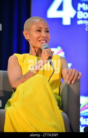 MIAMI, FLORIDA - 12 NOVEMBRE: Jada Pinkett Smith parla sul palco in una serata con Jada Pinkett Smith in conversazione con Lena Waithe durante la Miami Book Fair 2023 al Miami Dade College il 12 novembre 2023 a Miami, Florida. (Foto di JL/Sipa USA) credito: SIPA USA/Alamy Live News Foto Stock